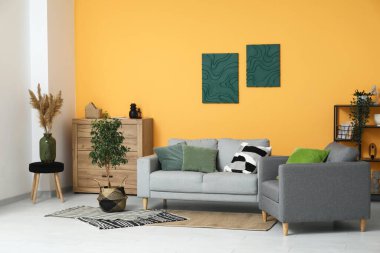 Koltuk, rahat kanepe ve oturma odasının iç tarafındaki saksı.