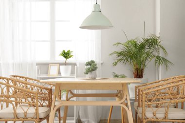 Modern yemek odasının içinde masa ve sandalyeler var.