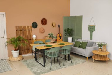 Kanepe ve gitarlı yemek odasının içinde.