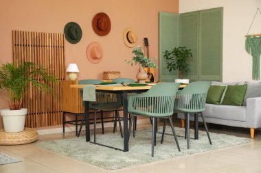 Modern şık yemek odasında masa hazır.