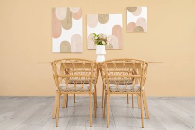 Duvarında resimler olan modern şık bir yemek odası.