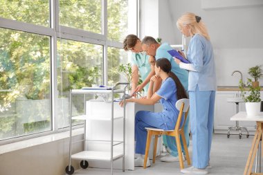 Bir grup doktor klinikte röntgen görüntülerini inceliyor.