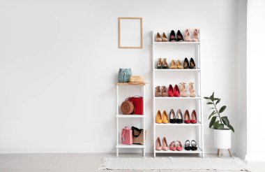İçinde raf üniteleri, kadın ayakkabıları ve çantaları olan ışık odasının içi.