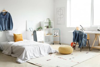 Masada yatak ve mikroskop olan ergen odasının içi.