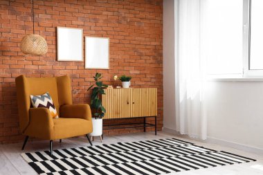 Koltuklu, tuvaletli ve boş çerçeveli oturma odasının içi