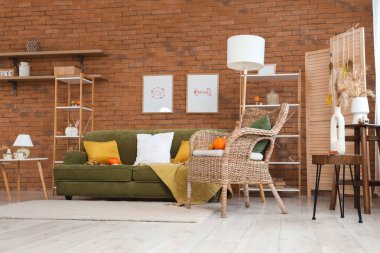 Koltuk ve kanepe, sonbaharda oturma odasının iç kısımlarında balkabakları olacak.