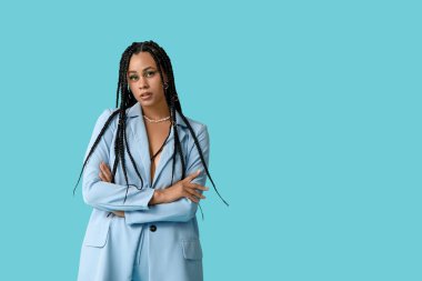 Mavi arka planda örgüleri olan seksi Afro-Amerikan kadın.