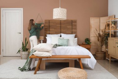 Yatak odasının duvarlarını süsleyen güzel bir kadın.