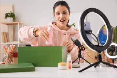 Evde parfüm kayıt videosu olan kadın güzellik blogcusu