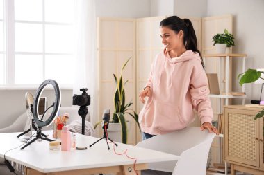 Makyaj ürünleri ile evde video kaydeden kadın güzellik blogcusu