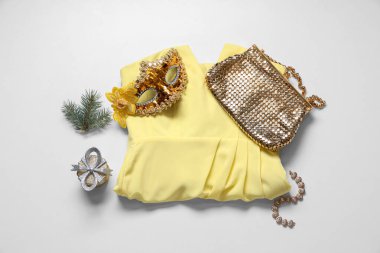 Noel kompozisyonu şık kıyafetler, aksesuarlar ve beyaz arka planda hediye kutusu