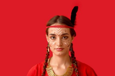 Kırmızı arka planda Hint kostümlü güzel bir kadın. Yerli Amerikan Mirası Ayı