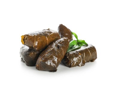 Lezzetli Dolmas (doldurulmuş üzüm yaprakları) beyaz arkaplanda izole