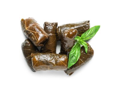 Lezzetli Dolmas (doldurulmuş üzüm yaprakları) beyaz arkaplanda izole