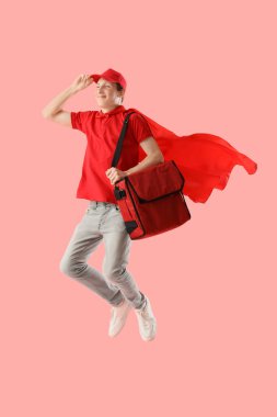 Pembe arka planda çantası olan süper kahraman pelerinli bir kurye.