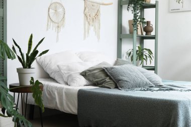 Yatak odası, rahat yatak odası ve ev bitkileri.