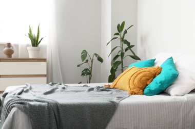 Modern yatak odasının iç dekorasyonu.