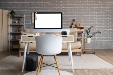 Oturma odasının iç tarafında kulaklıkları olan programcı işyeri