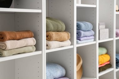 Farklı kıyafetleri ve aksesuarları olan büyük bir gardırop. Yakın çekim.