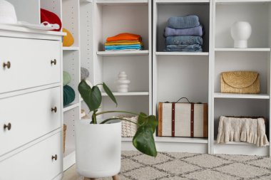 Giysileri ve çekmeceleri soyunma odasında.