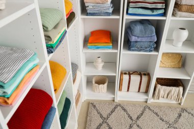 Soyunma odasında kıyafetleri olan bir gardırop. Yakın çekim.