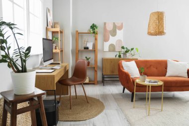 Programcının işyeriyle oturma odasının içinde.