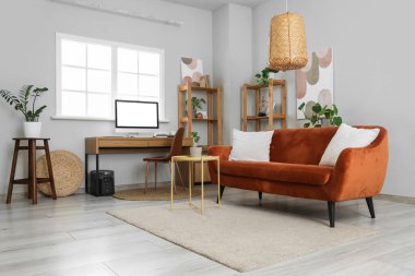 Programcının işyeriyle oturma odasının içinde.