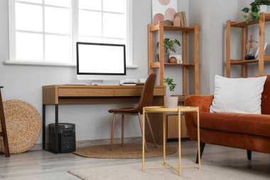 Programcının işyeriyle oturma odasının içinde.