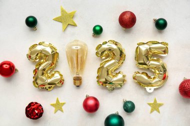 Beyaz arka planda ampullü ve noel toplu 2025