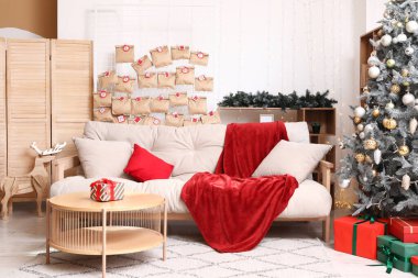 Kanepe ve Noel takvimi olan oturma odasının içinde.