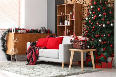 Oturma odasının içinde kanepe, Noel ağacı ve masada Advent takvimi var.