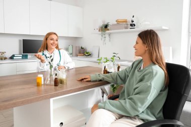 Ofiste hastayla çalışan homeopatik kadın doktor.