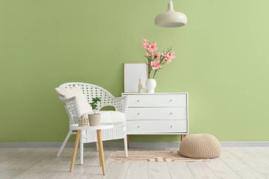 Oturma odasının içinde vazoda koltuk, klozet ve manolya çiçekleri var.