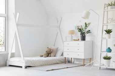 Çekmece sandığı, rahat yatak ve oyuncak bebek odası.