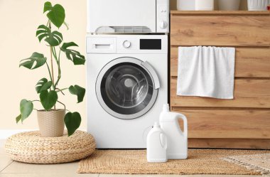 Çamaşır makinesi, deterjan ve klozeti olan bir çamaşırhane.