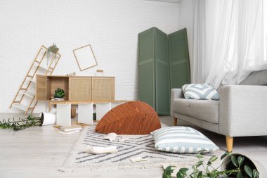 Depremden sonra kanepeli dağınık oturma odasının içi altüst oldu.