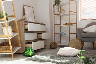 Depremden sonra tuvalet ve raf üniteleri olan dağınık bir oturma odası.