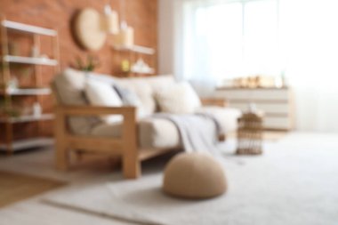 Oturma odası, kanepe, raf üniteleri ve çekmeceleri bulanık görünüyor.