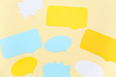 Renk arkaplanı üzerinde farklı boş kağıt konuşma baloncukları olan kompozisyon