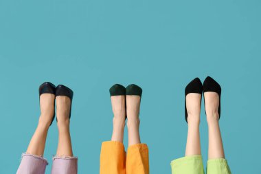 Kaliteli yüksek topuklu ayakkabılı kadın bacakları renk arkaplanına karşı