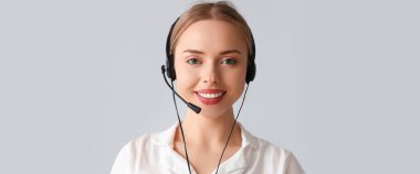 Işık arkaplanındaki kadın teknik destek aracı