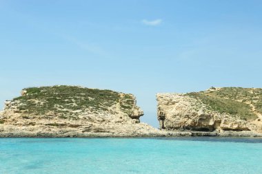 Yaz günü kayalık deniz manzarası çok güzel.