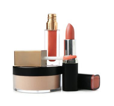 Beyaz arkaplanda bej ruj ve dudak parlatıcısı ile pudra