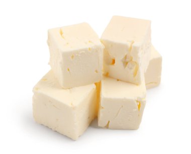 Beyaz arkaplanda beyaz peynir dilimleri kes