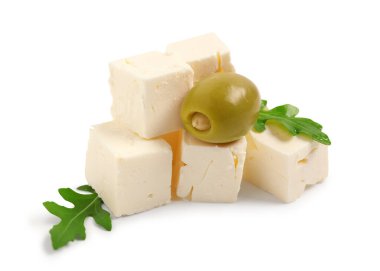 Beyaz arka planda zeytin ve roka ile nefis kesilmiş peynir.