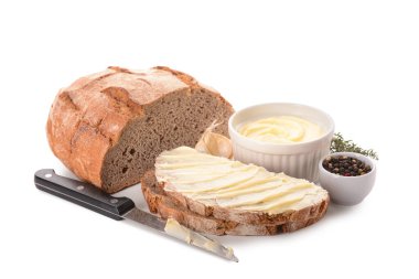 Biberli taze ekmek ve beyaz arka planda bir kase tereyağı.