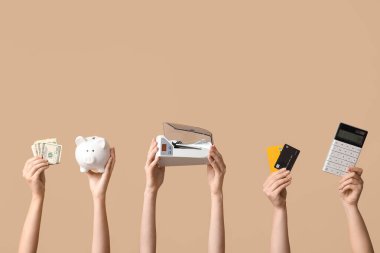 Para sayma makinesi, kumbarası, para ve kredi kartları olan kadın eller.