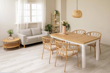 Modern yemek odasında masa ve sandalye.