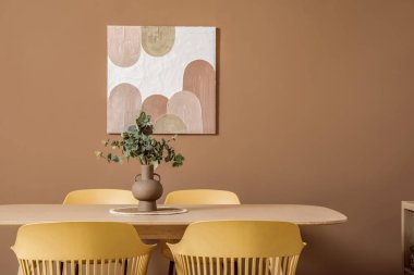 İçi sandalye dolu yemek masası.