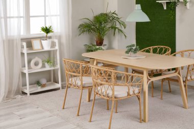 Masası ve sandalyeleri olan modern bir yemek odası.